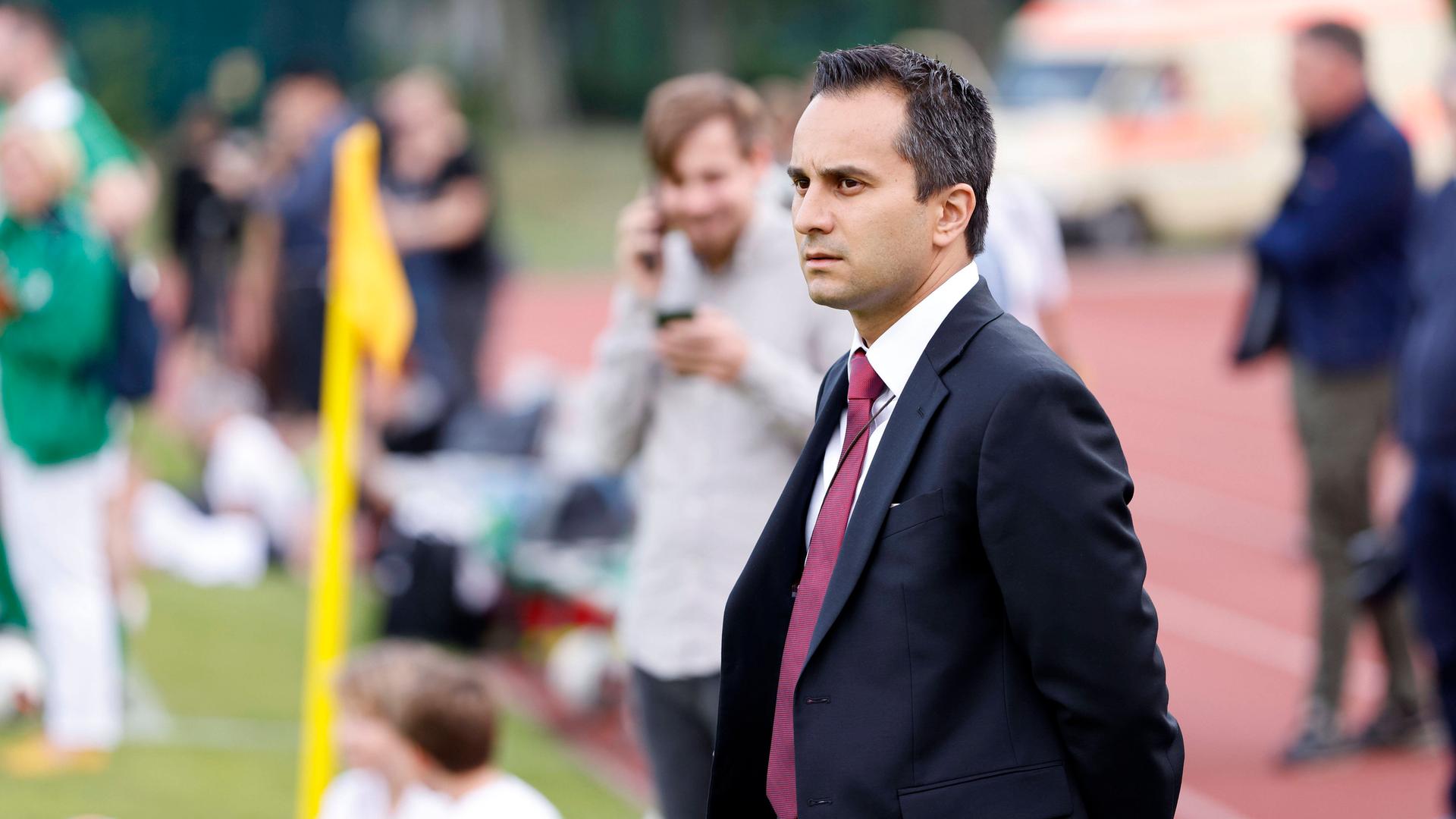 Mahmut Özdemir an der Seitenlinie bei einem Fußballspiel des FC Bundestag. Mahmut Özdemir an der Seitenlinie bei einem Fußballspiel des FC Bundestag.