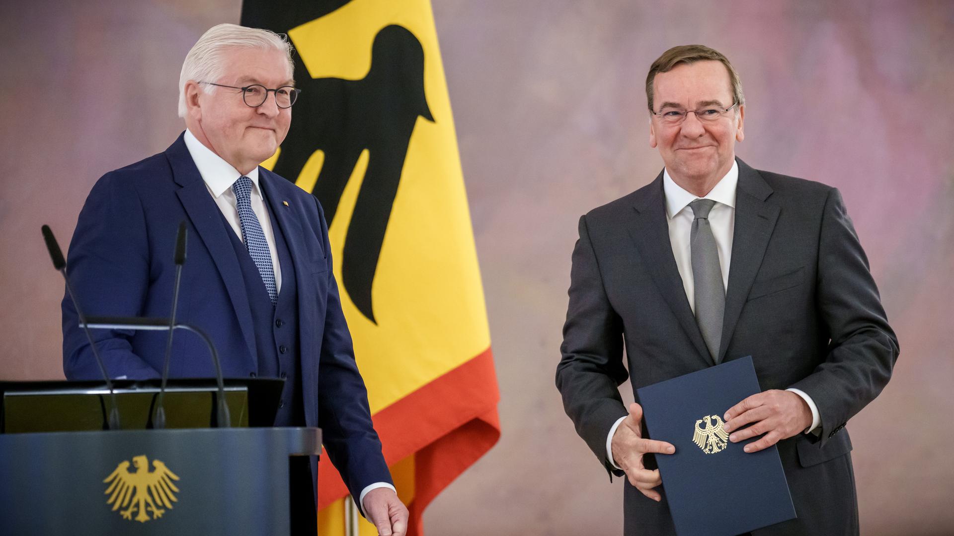 Bundes-Präsident Frank-Walter Steinmeier (l) übergibt dem neuen Verteidigungs-Minister Boris Pistorius (SPD) die Ernennungs-Urkunde. Bundes-Präsident Frank-Walter Steinmeier (l) übergibt dem neuen Verteidigungs-Minister Boris Pistorius (SPD) die Ernennungs-Urkunde.