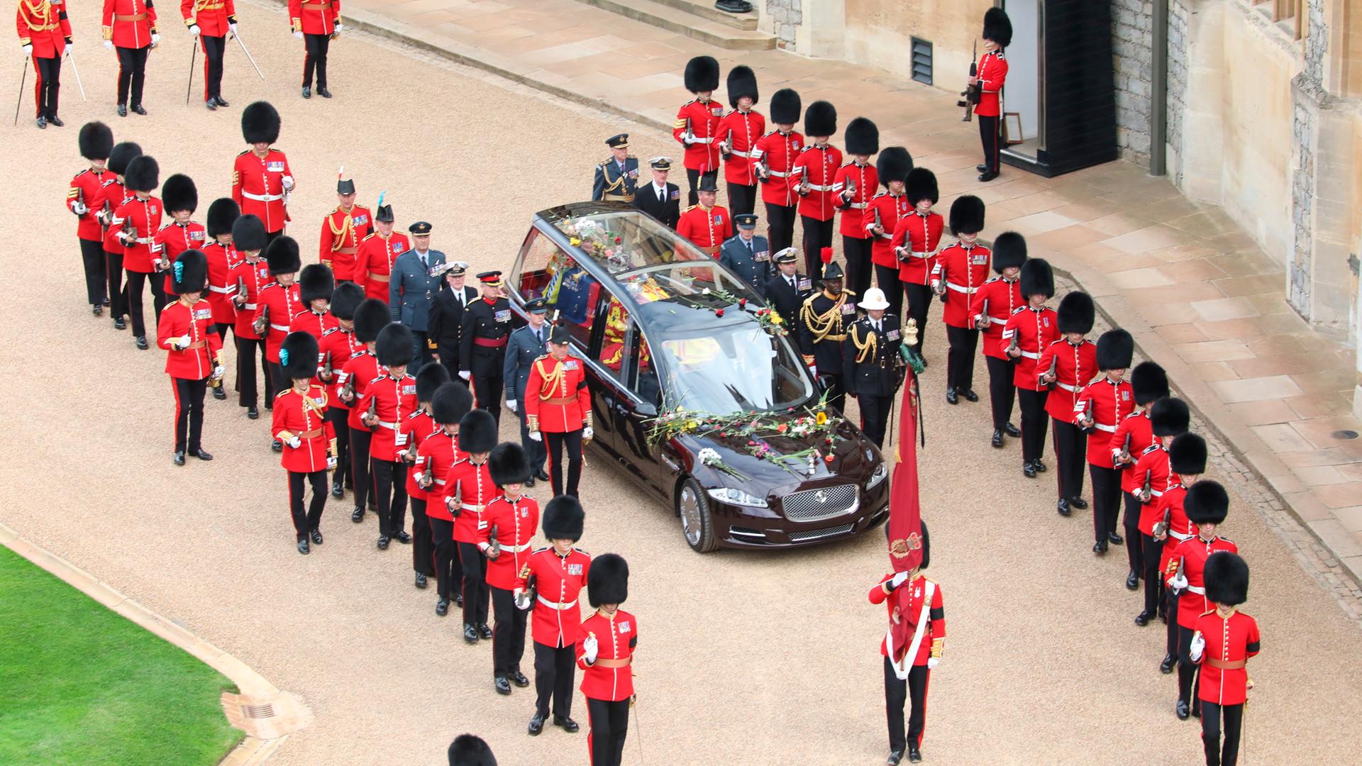 Der Sarg mit Königin Elizabeth II. in einem Leichenwagen auf Schloss Windsor