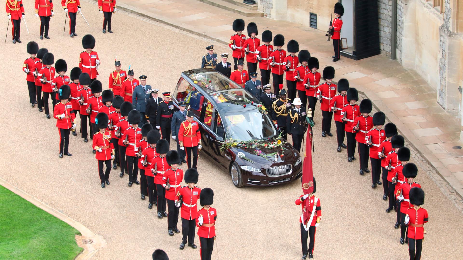 Der Sarg mit Königin Elizabeth II. in einem Leichenwagen auf Schloss Windsor Der Sarg mit Königin Elizabeth II. in einem Leichenwagen auf Schloss Windsor