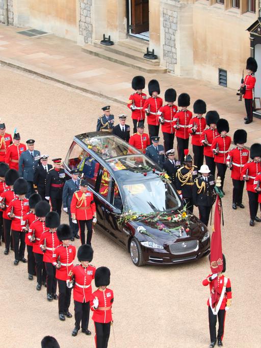 Der Sarg mit Königin Elizabeth II. in einem Leichenwagen auf Schloss Windsor