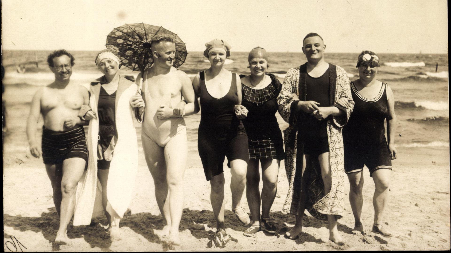 Grober Verstoß gegen die "Zwickelpflicht" - Strandleben um das Jahr 1925 in Ahlbeck auf Usedom