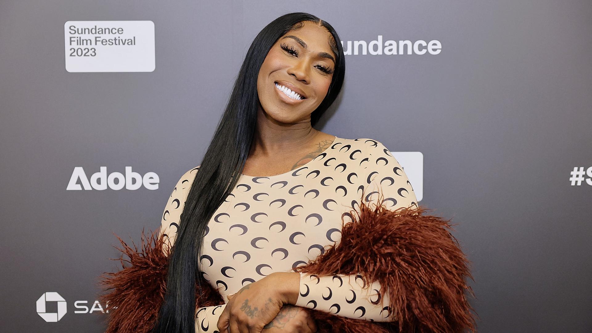 Die Transfrau Koko Da Doll beim Sundance Film Festival im Januar. Hier wurde die Dokumentation "KOKOMO CITY" über ihr Leben vorgestellt. Sie trägt ein festliches Kleid mit Federboa und lächelt in die Kamera. Die Transfrau Koko Da Doll beim Sundance Film Festival im Januar. Hier wurde die Dokumentation "KOKOMO CITY" über ihr Leben vorgestellt. Sie trägt ein festliches Kleid mit Federboa und lächelt in die Kamera.