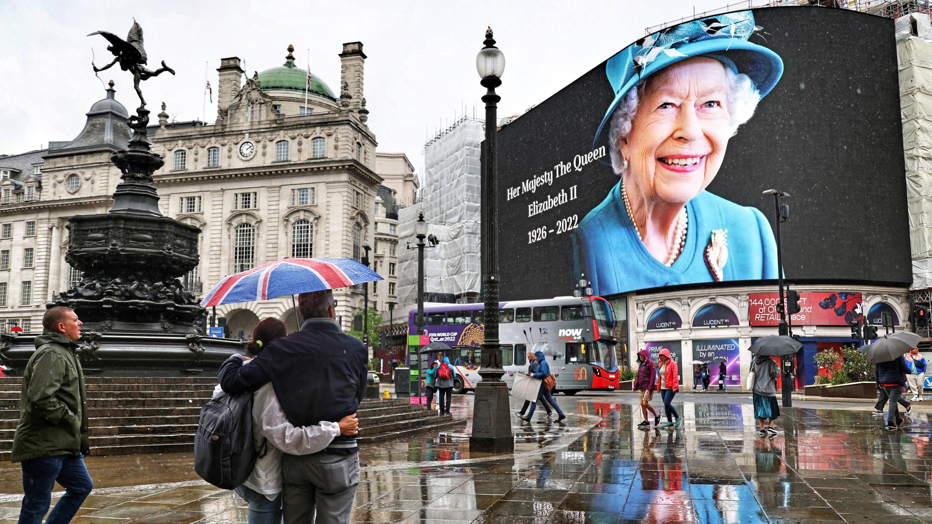 Gedrückte Stimmung in London am Piccadilly Circus nach dem Tod von Königin Elisabeth Gedrückte Stimmung in London am Piccadilly Circus nach dem Tod von Königin Elisabeth