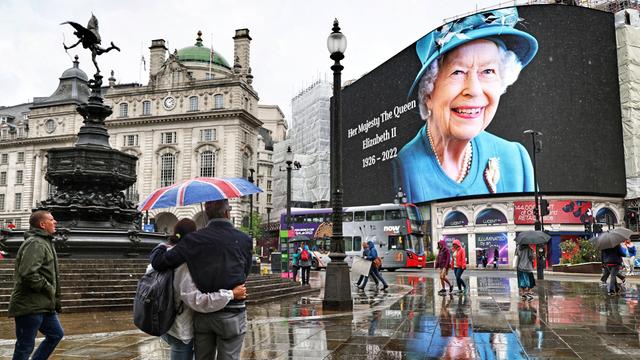 Gedrückte Stimmung in London am Piccadilly Circus nach dem Tod von Königin Elisabeth