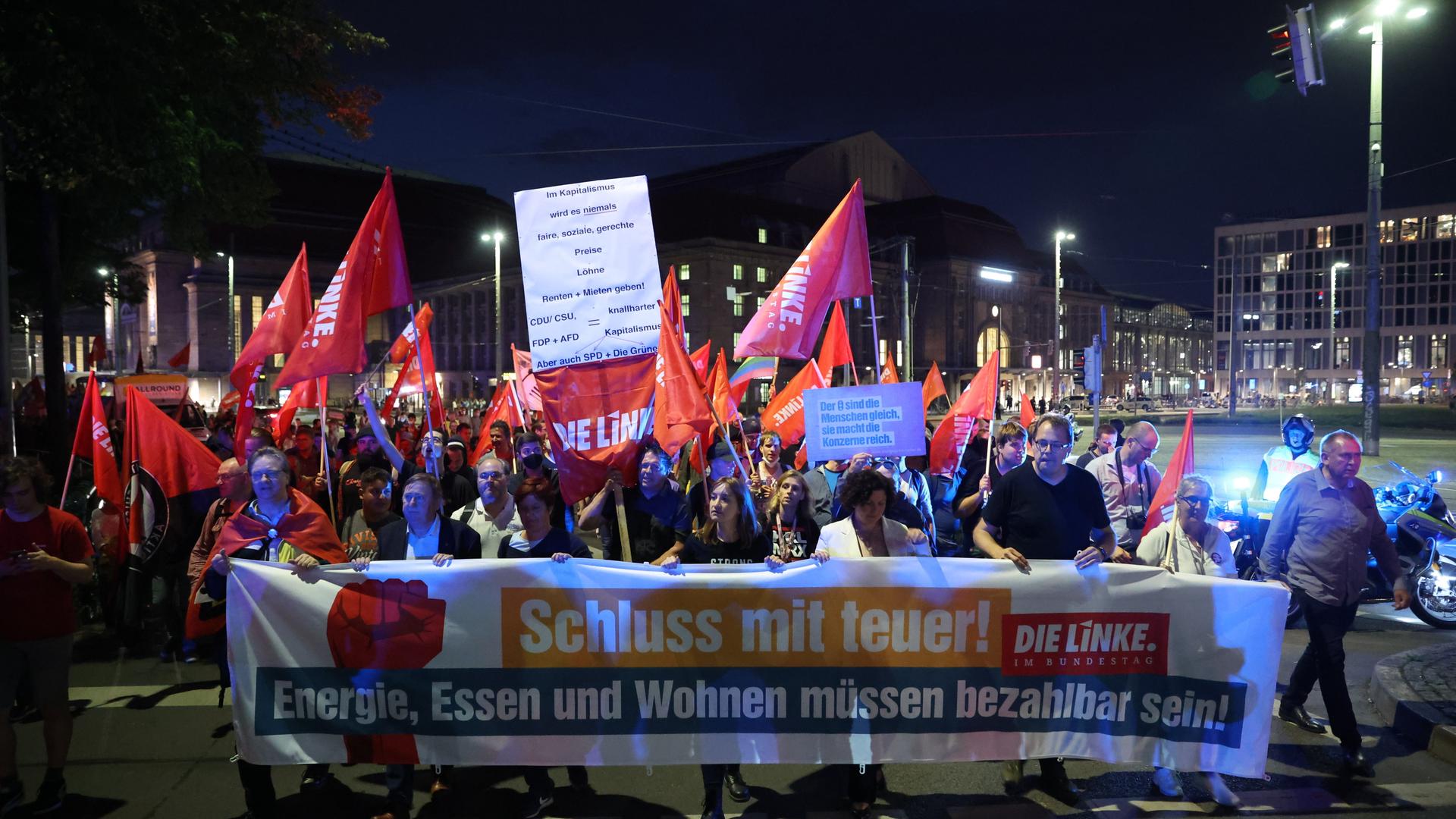 Teilnehmer einer linken Demonstration gegen die Energie- und Sozialpolitik der Bundesregierung ziehen durch die Leipziger Innenstadt. Teilnehmer einer linken Demonstration gegen die Energie- und Sozialpolitik der Bundesregierung ziehen durch die Leipziger Innenstadt.
