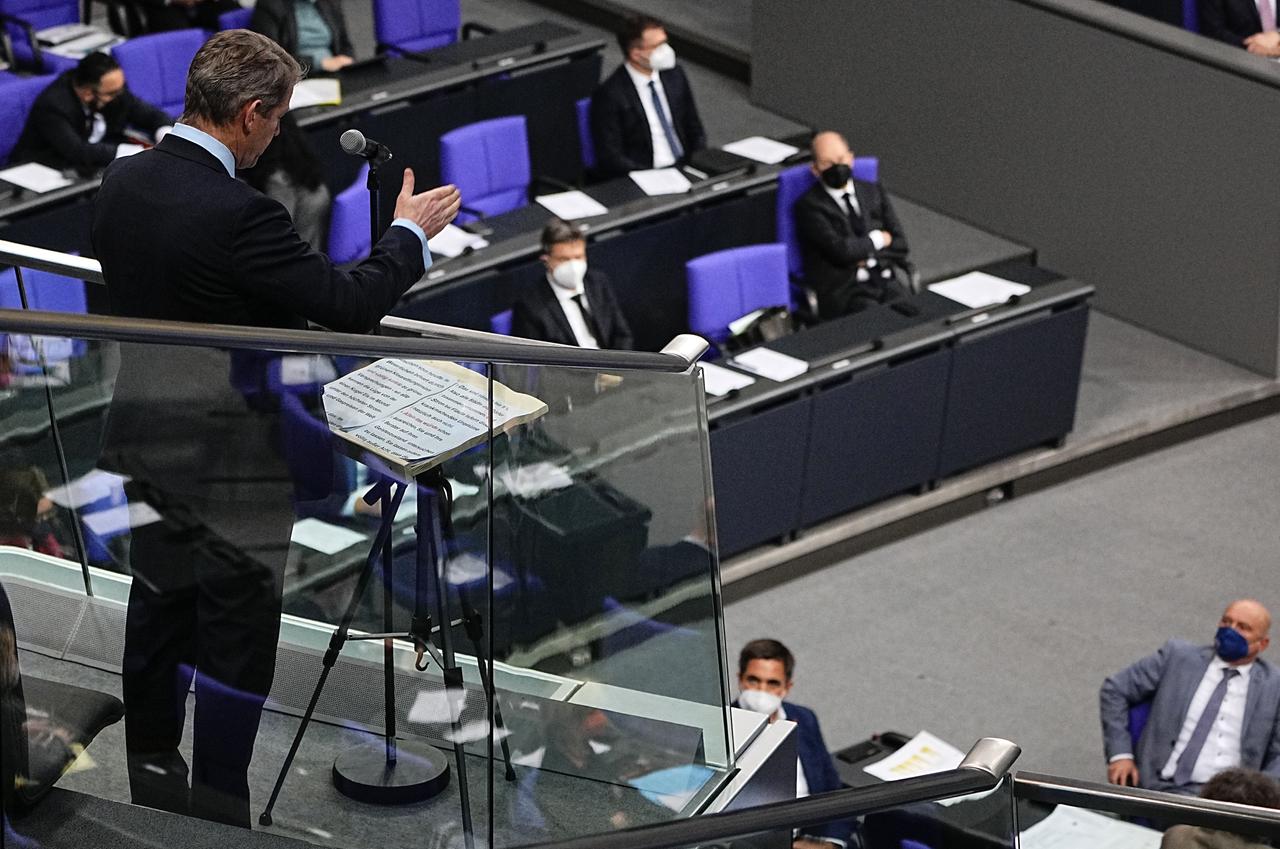 Karsten Hilse (AfD), Mitglied des Deutschen Bundestages, spricht oben auf der Tribüne während einer Debatte im Bundestag. Karsten Hilse (AfD), Mitglied des Deutschen Bundestages, spricht oben auf der Tribüne während einer Debatte im Bundestag.