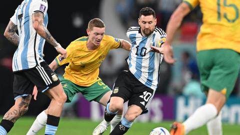 Argentiniens Lionel Messi (r) im Duell gegen Australiens Kye Francis Rowles.