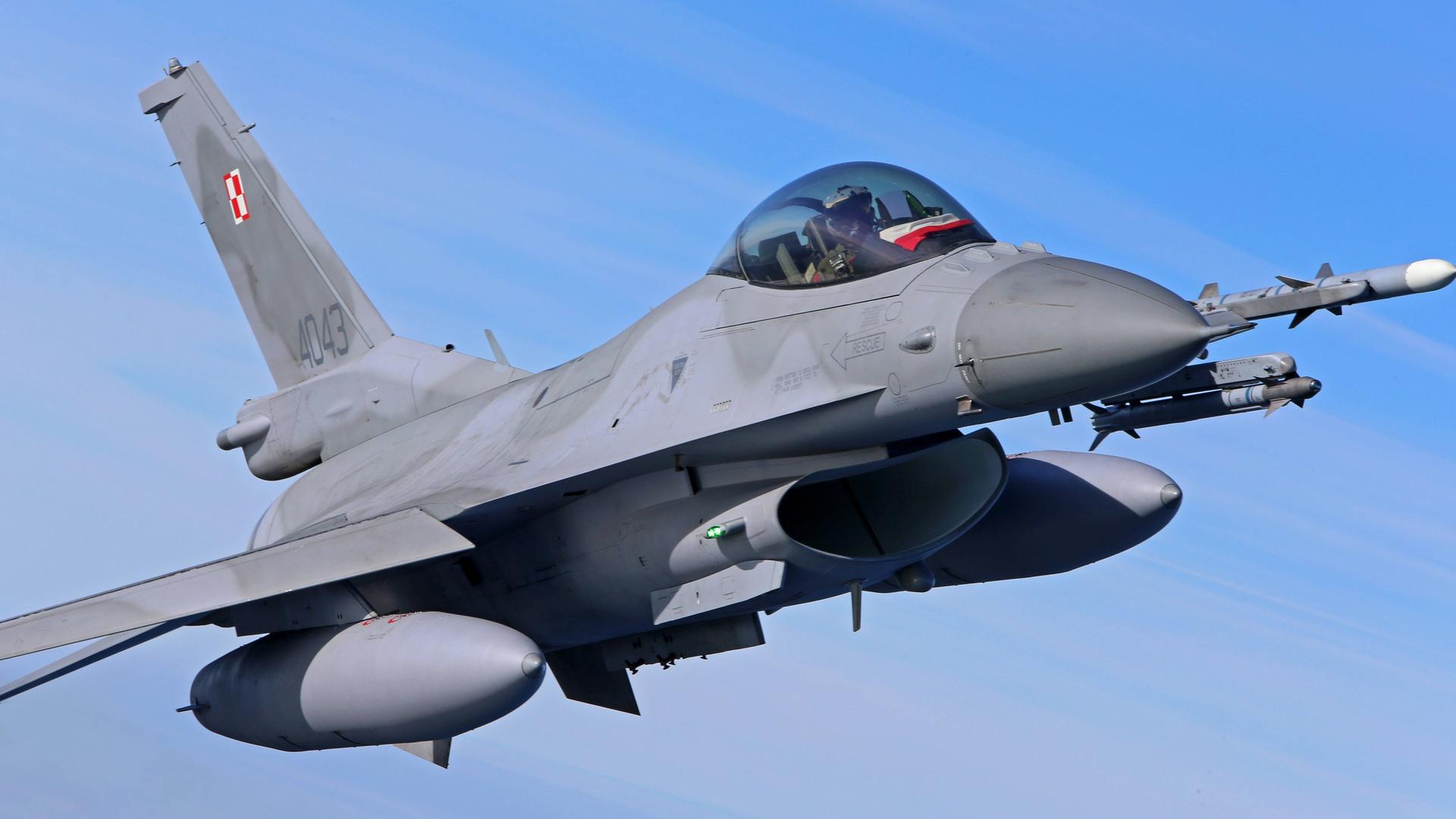 Ein F-16 Kampfjet vor blauem Himmel. Ein F-16 Kampfjet vor blauem Himmel.