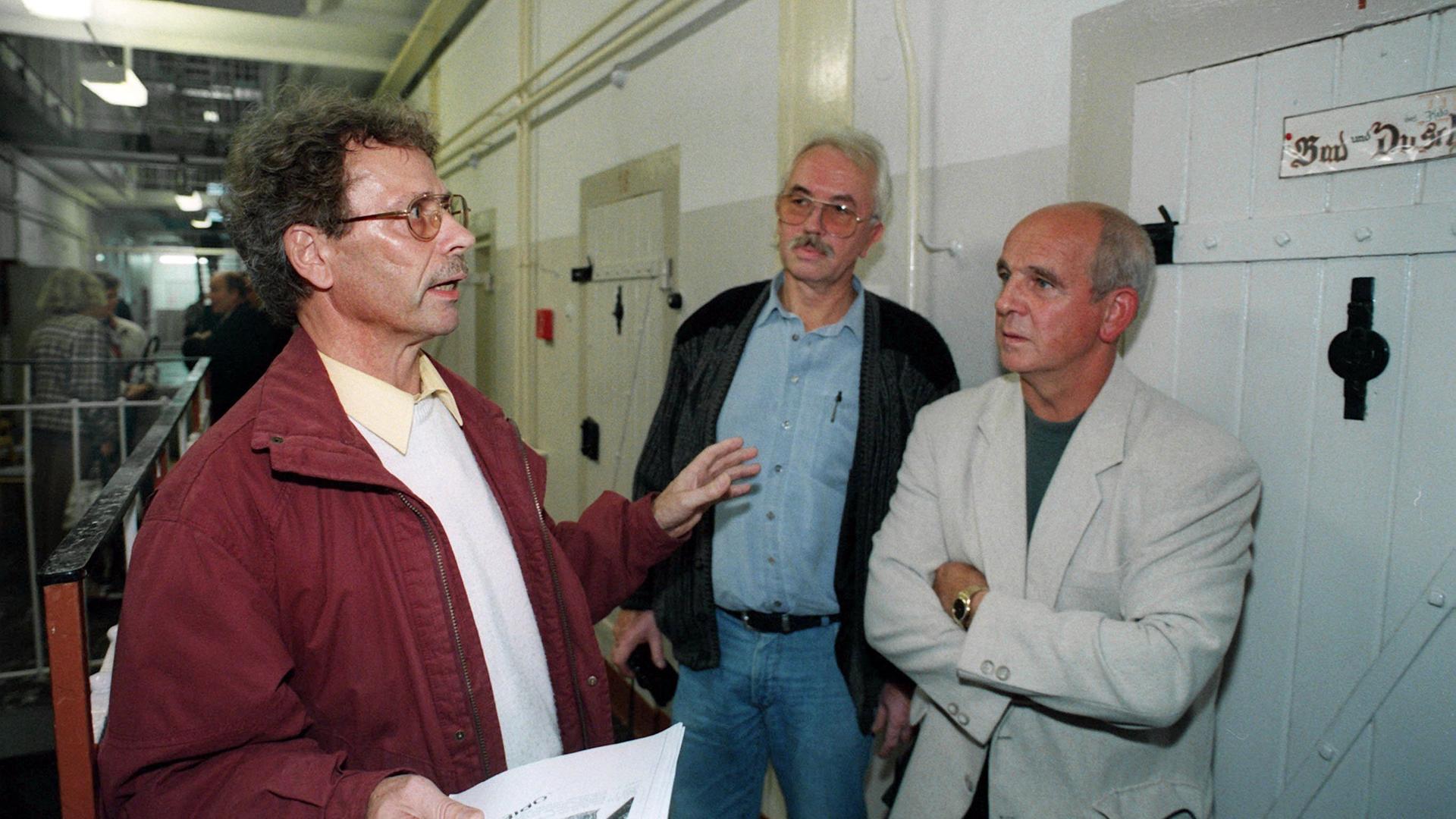 Hötger (l.) im Jahr 1998 im ehemaligen Stasigefängnis Bautzen II
