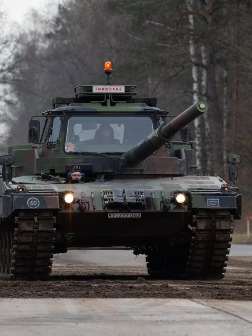 Ein Fahrschulpanzer als Kampfpanzermodell der Bundeswehr fährt über den Truppenübungsplatz.