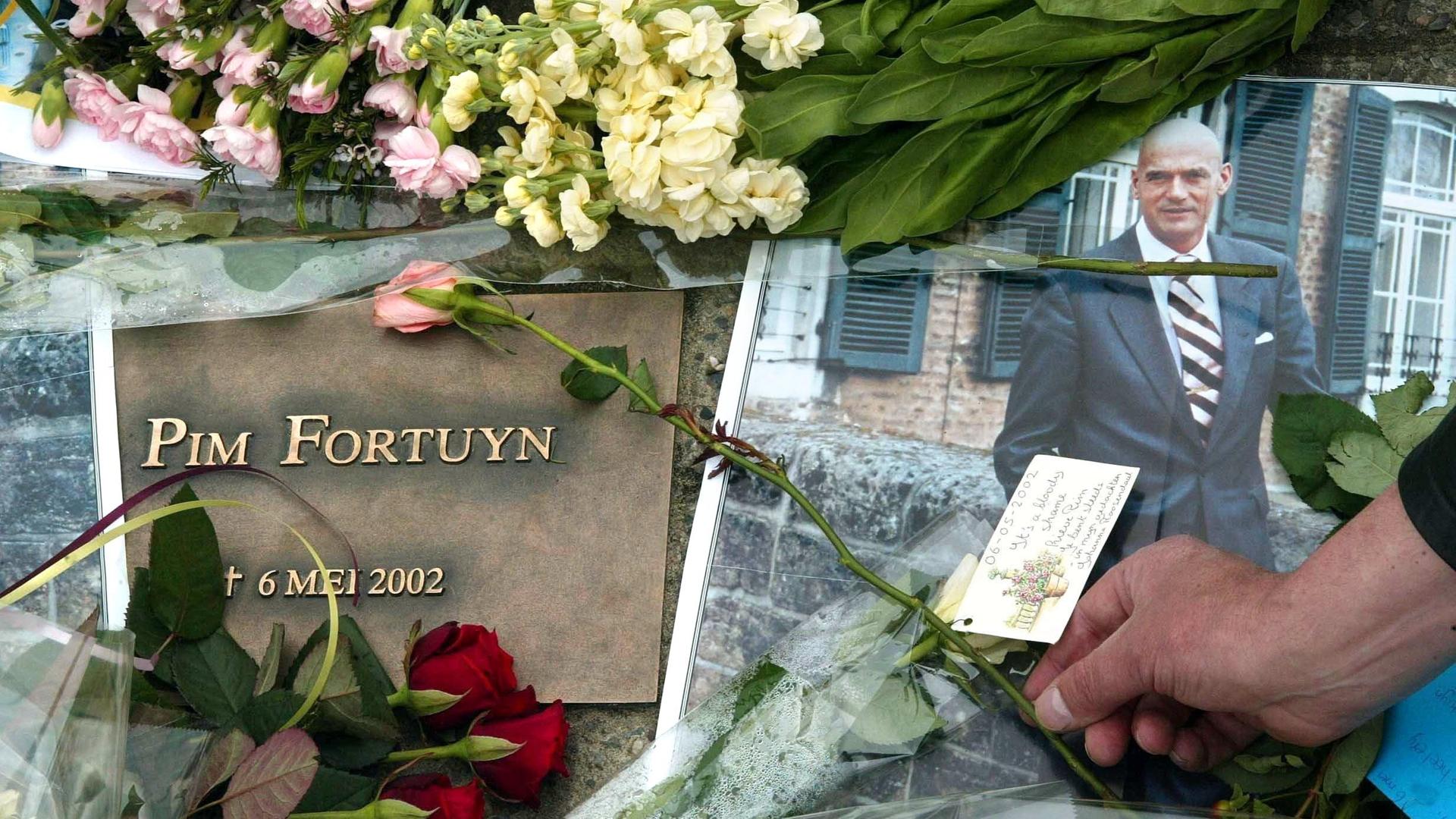 Ein Anhänger des ermordeten niederländischen Rechtspopulisten Pim Fortuyn legt am 6.5.2003 bei einer Gedenkfeier in Hilversum eine Blume nieder.