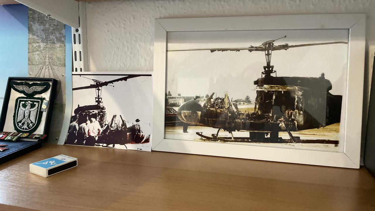 Auf dem Schreibtisch von Klaus Bechler ist das Foto eines ausgebrannten Hubschraubers zu sehen.
