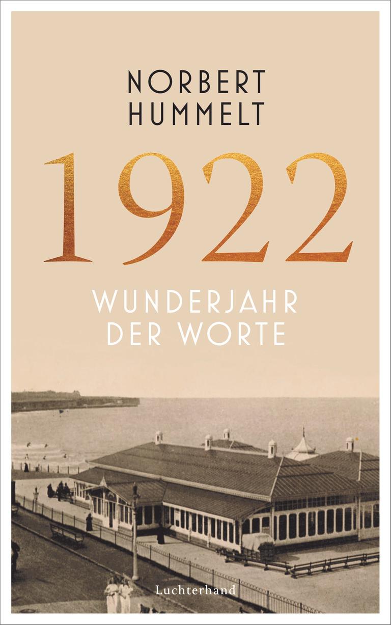 Das Cover zeigt unter dem Autorennamen und Buchtitel eine Schwarzweiß-Aufnahme einer ehemaligen Music Hall in einem englischen Seebad.