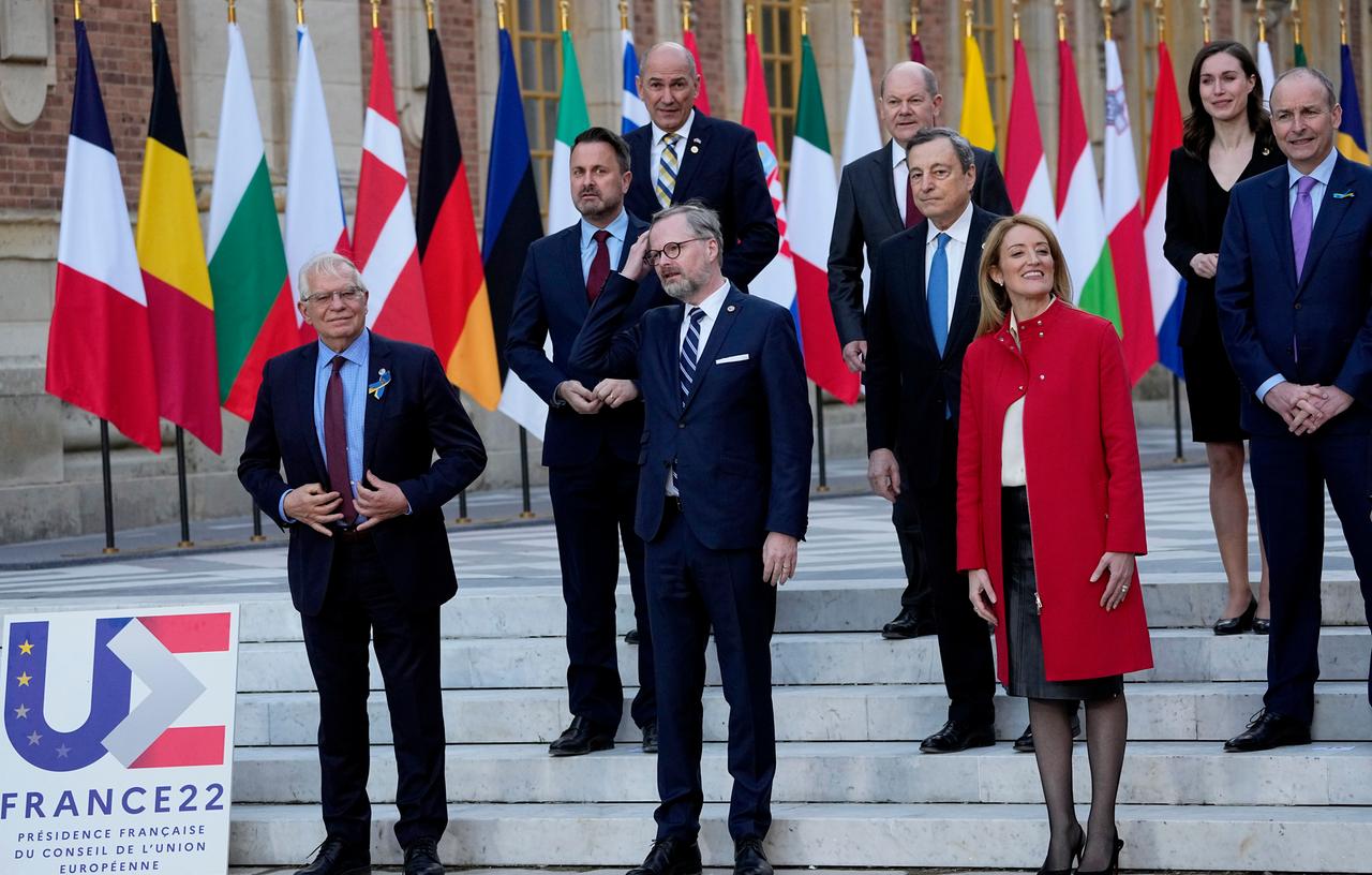 Die Staats- und Regierungschefs stehen auf einer Treppe vor dem Schloß Versailles. Hinter ihnen die Fahnen der europäischen Staaten. Die Staats- und Regierungschefs stehen auf einer Treppe vor dem Schloß Versailles. Hinter ihnen die Fahnen der europäischen Staaten.