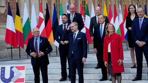 Die Staats- und Regierungschefs stehen auf einer Treppe vor dem Schloß Versailles. Hinter ihnen die Fahnen der europäischen Staaten.