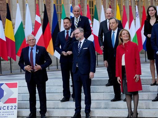 Die Staats- und Regierungschefs stehen auf einer Treppe vor dem Schloß Versailles. Hinter ihnen die Fahnen der europäischen Staaten.