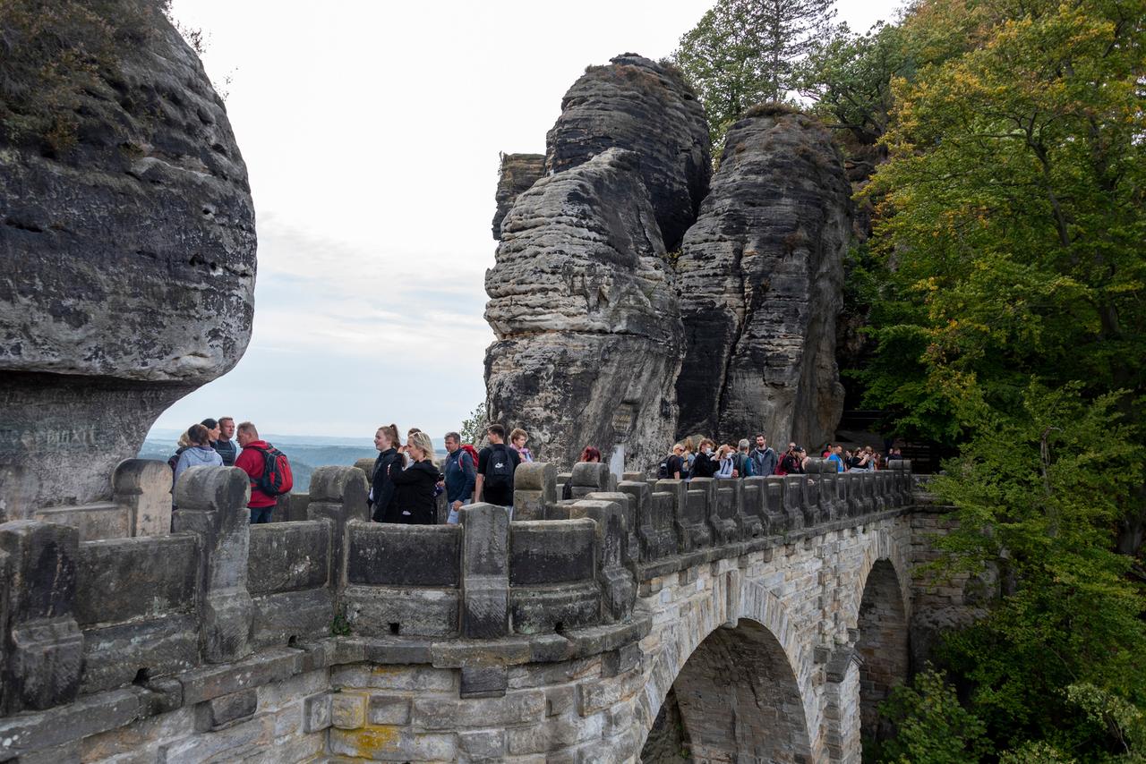 Touristinnen und Touristen auf der Basteibrücke im Elbsandsteingebirge im Nationalpark Sächsische Schweiz Touristinnen und Touristen auf der Basteibrücke im Elbsandsteingebirge im Nationalpark Sächsische Schweiz