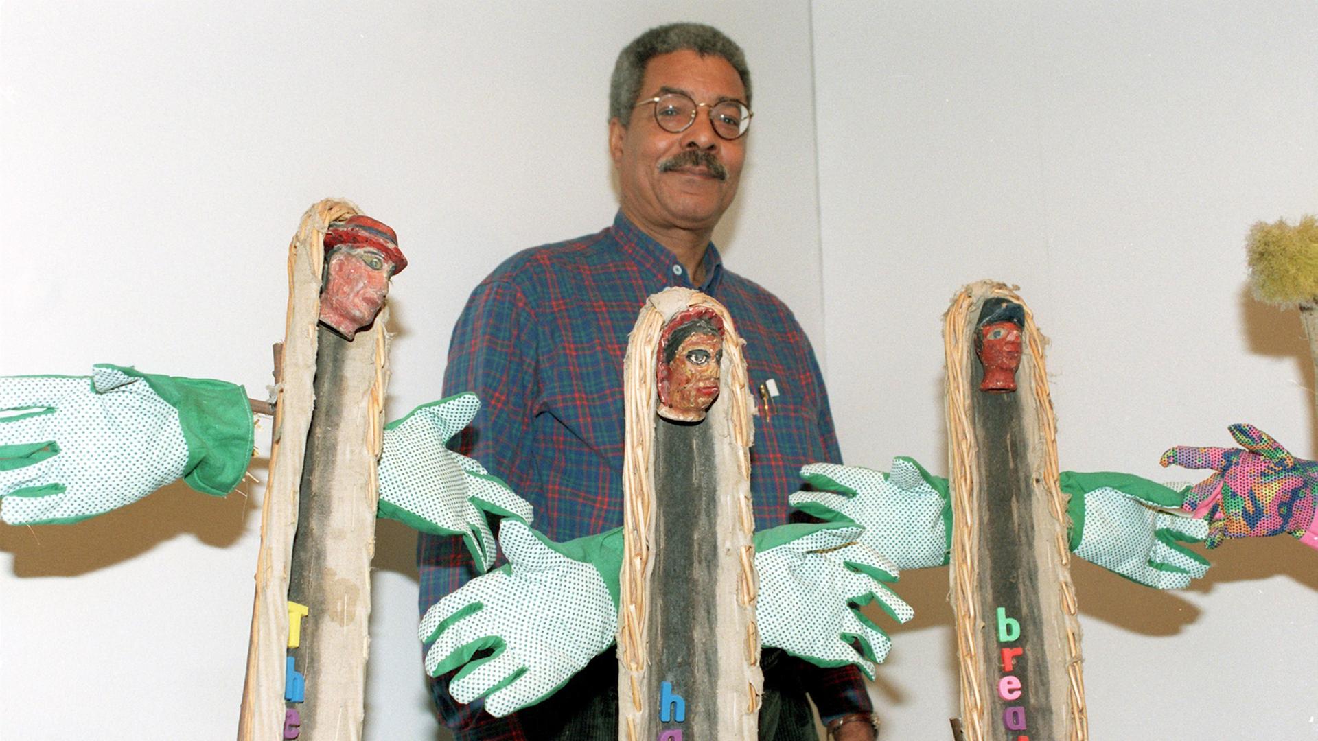 Der amerikanische Fluxuskünstlers Ben Patterson 1995 mit seiner Installation "Das Volk hat kein Brot" in Erfurt. Der amerikanische Fluxuskünstlers Ben Patterson 1995 mit seiner Installation "Das Volk hat kein Brot" in Erfurt.