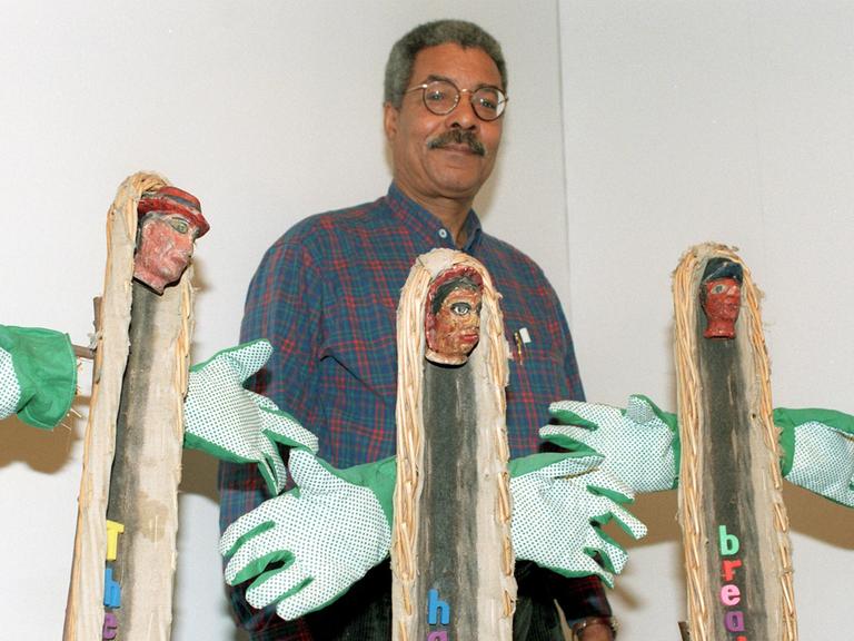 Der amerikanische Fluxuskünstlers Ben Patterson 1995 mit seiner Installation "Das Volk hat kein Brot" in Erfurt.