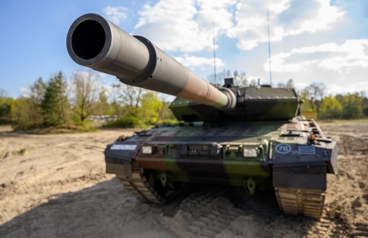 Ein Kampfpanzer der Bundeswehr vom Typ Leopard 2 A7V steht auf dem Übungsplatz. Ein Kampfpanzer der Bundeswehr vom Typ Leopard 2 A7V steht auf dem Übungsplatz.