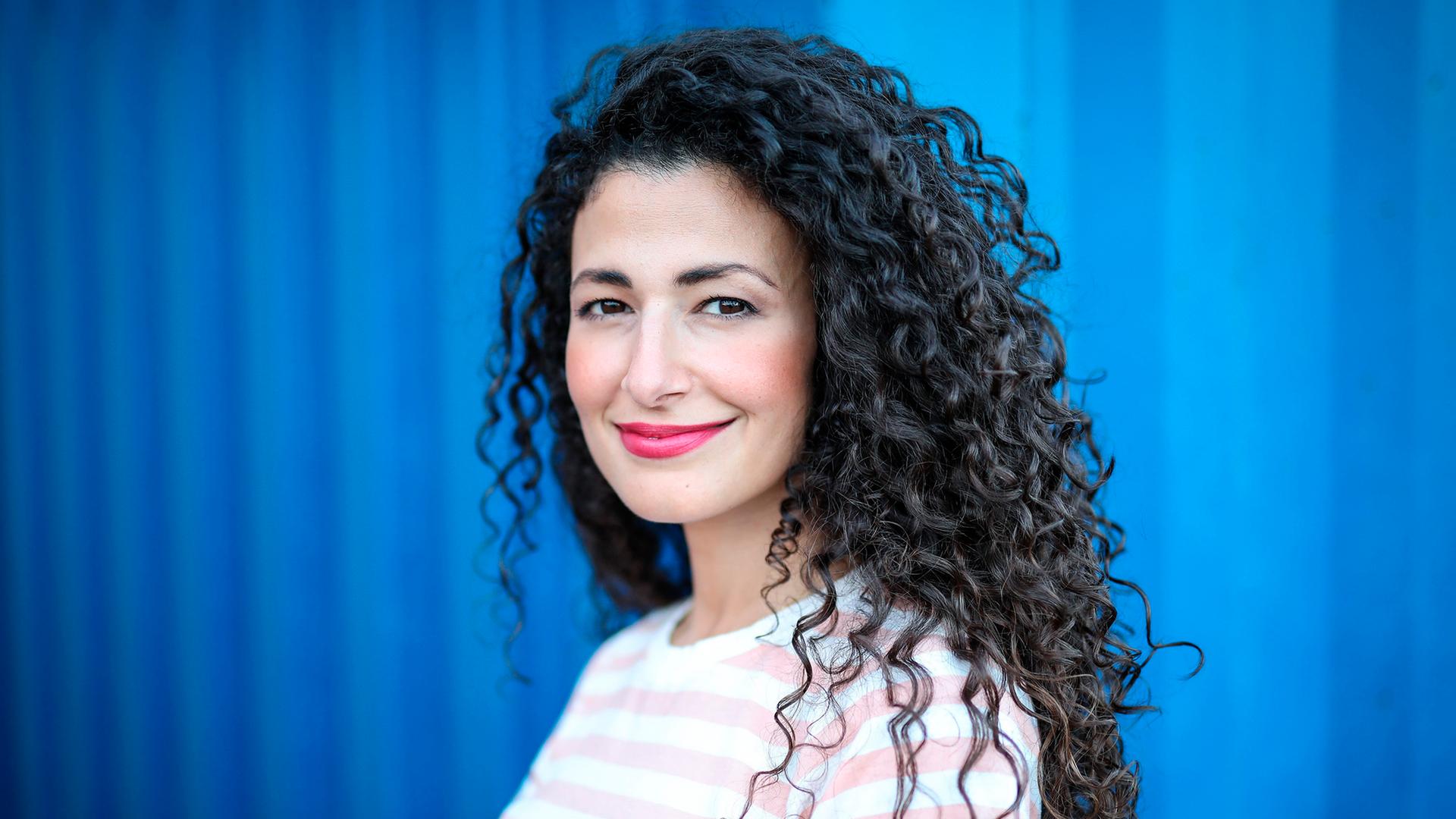 Porträt der Moderatorin Marwa Eldessouky, 2023. Porträt der Moderatorin Marwa Eldessouky, 2023.