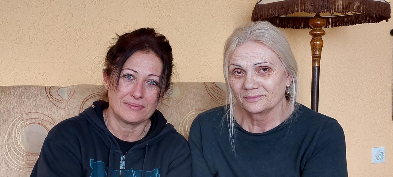 Zwei ältere Frauen sitzen auf einem Sofa Zwei ältere Frauen sitzen auf einem Sofa