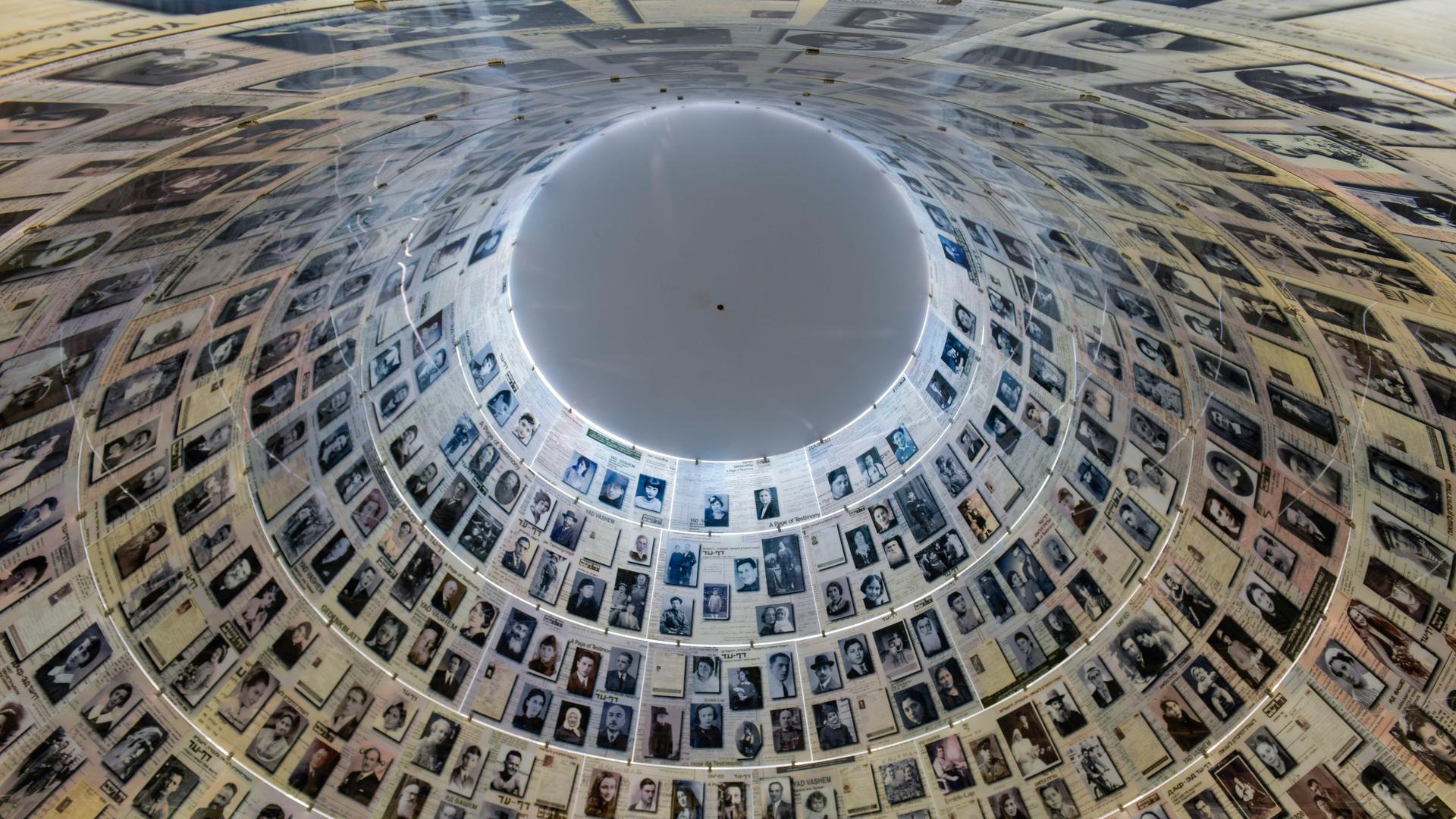 Die "Halle der Namen" der Holocaust-Gedenkstätte Yad Vashem in Jerusalem erinnert an jeden jüdischen Menschen, der im Holocaust ermordet wurde. Die "Halle der Namen" der Holocaust-Gedenkstätte Yad Vashem in Jerusalem erinnert an jeden jüdischen Menschen, der im Holocaust ermordet wurde.