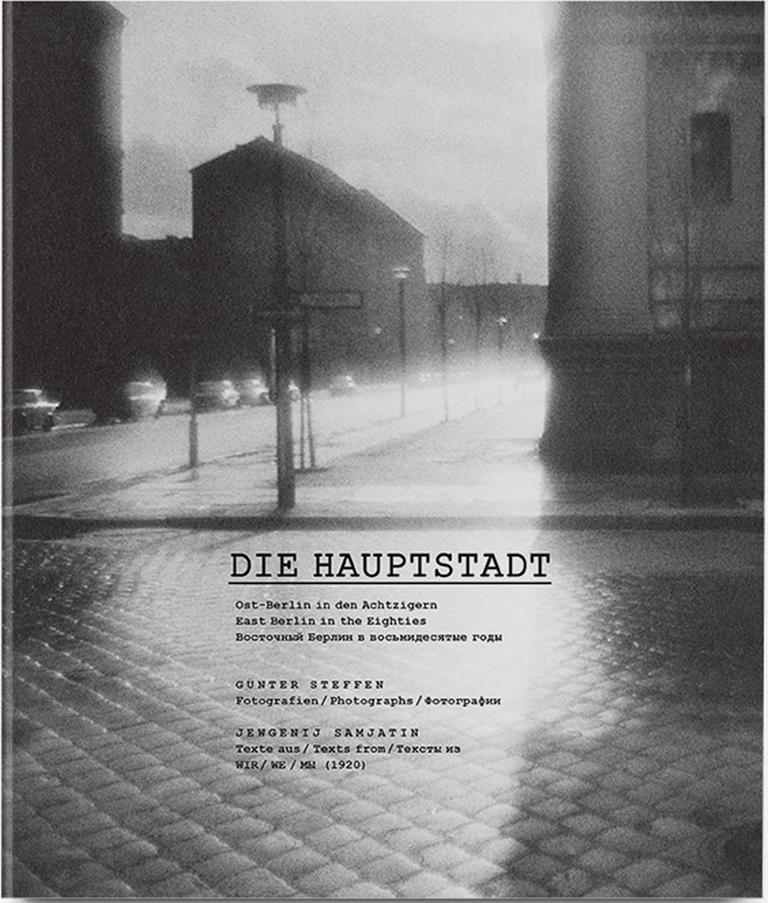 Cover des Buches "Die Hauptstadt" von Günter Steffen. Zu sehen ist das verwaschene Foto einer düsteren Ost-Berliner Straße. 