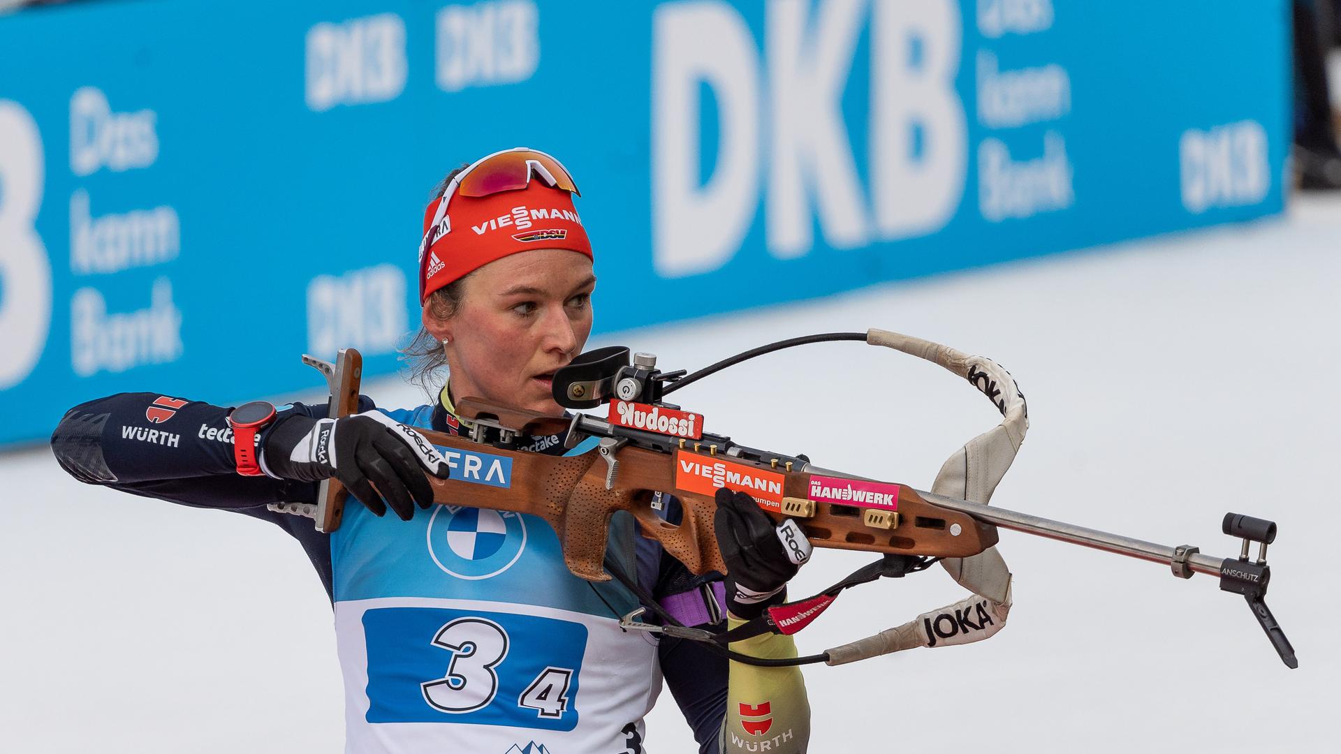Biathletin Denise Hermann-Wick legt ihr Gewehr an Biathletin Denise Hermann-Wick legt ihr Gewehr an