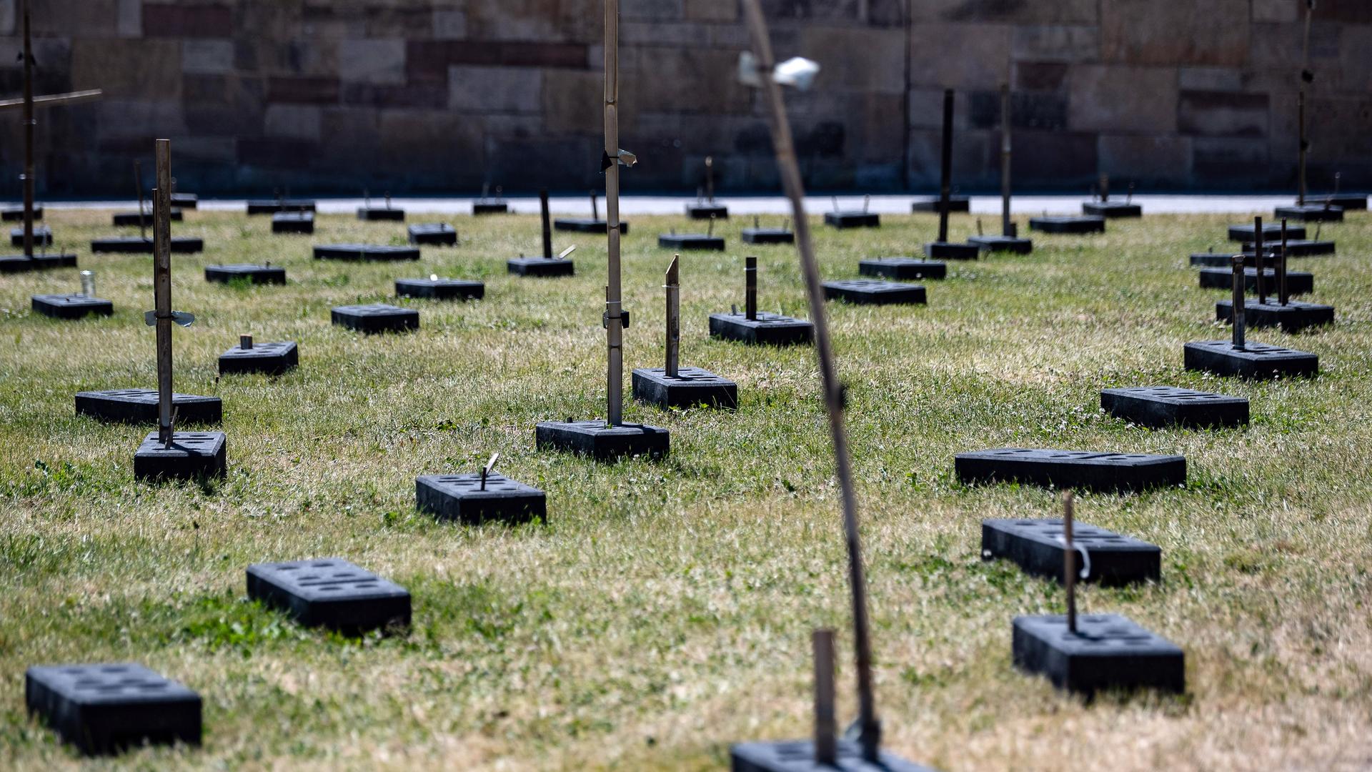 Letzte Reste vom umstrittenen und abgebauten Kunstwerk «People's Justice» vom Künstlerkollektiv Taring Padi stehen auf dem Friedrichsplatz vor dem Museum Fridericianum. Letzte Reste vom umstrittenen und abgebauten Kunstwerk «People's Justice» vom Künstlerkollektiv Taring Padi stehen auf dem Friedrichsplatz vor dem Museum Fridericianum.