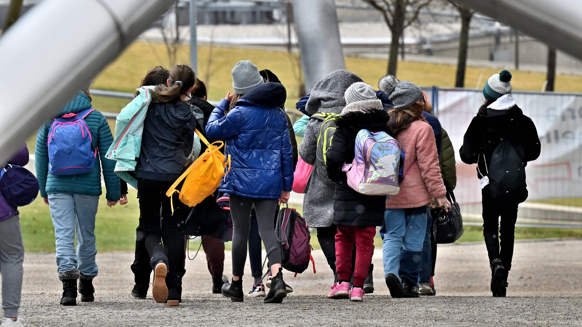Schulkinder im Freien von hinten. Schulkinder im Freien von hinten.