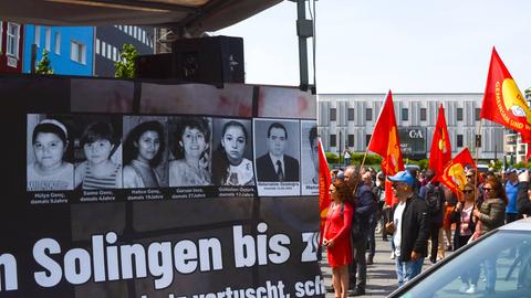 Bei einer Gedenkdemonstration anlässlich des 30. Jahrestags des Brandanschlags in Solingen werden die Fotos der Opfer gezeigt.