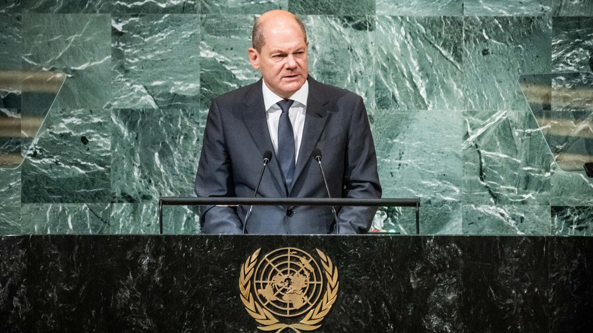 Bundeskanzler Olaf Scholz (SPD) spricht vor den Delegierten in der Generaldebatte bei der 77. Generalversammlung der UN. Hauptthema der Vollversammlung ist der russische Angriffskrieg in der Ukraine. Bundeskanzler Olaf Scholz (SPD) spricht vor den Delegierten in der Generaldebatte bei der 77. Generalversammlung der UN. Hauptthema der Vollversammlung ist der russische Angriffskrieg in der Ukraine.
