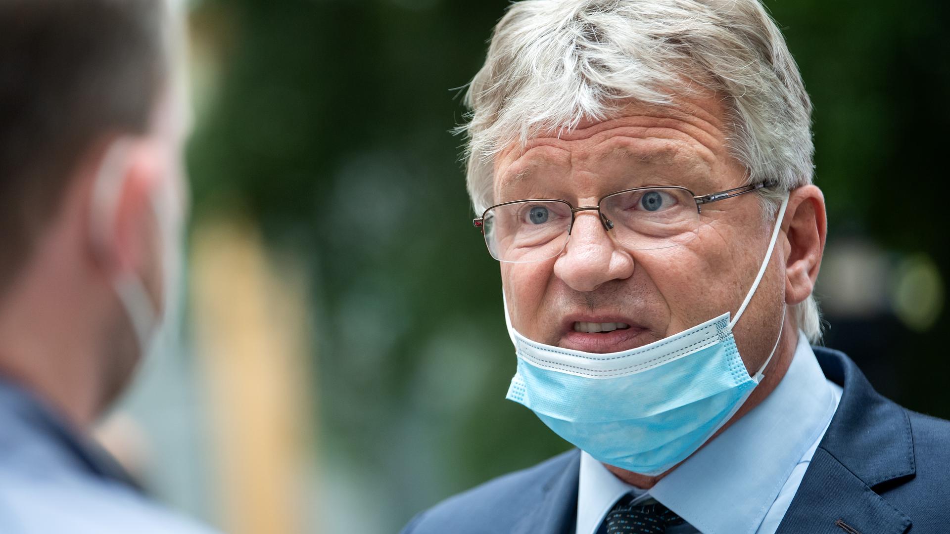 Der ehemalige AfD-Bundesvorsitzende Jörg Meuthen unterhält sich. Er hat eine OP-Maske auf. Der ehemalige AfD-Bundesvorsitzende Jörg Meuthen unterhält sich. Er hat eine OP-Maske auf.