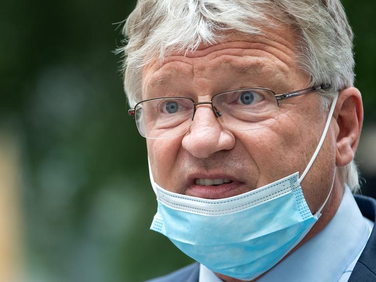 Der ehemalige AfD-Bundesvorsitzende Jörg Meuthen unterhält sich. Er hat eine OP-Maske auf.