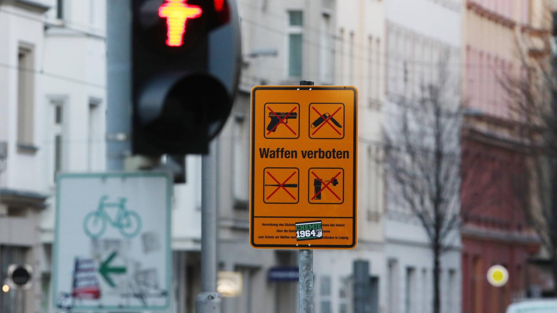 Waffen verboten: Seit 2018 ist die Leipziger Eisenbahnstraße Waffenverbotszone. Waffen verboten: Seit 2018 ist die Leipziger Eisenbahnstraße Waffenverbotszone.