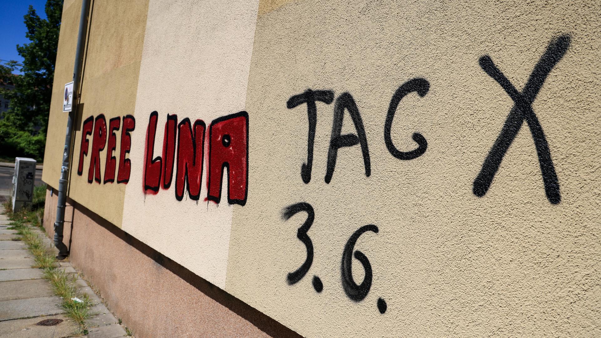 Ein Graffiti "Free Lina 3.6. Tag X" prangt an einem Wohnhaus im Leipziger Süden.