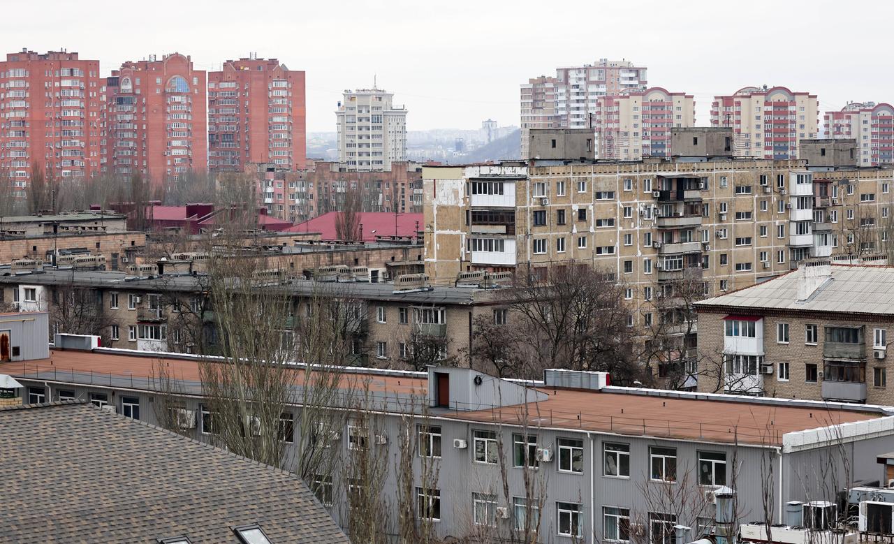 Blick auf Plattenbauten im Zentrum der ukrainischen Stadt Donezk, die seit 2014 von Separatisten kontrolliert wird. Blick auf Plattenbauten im Zentrum der ukrainischen Stadt Donezk, die seit 2014 von Separatisten kontrolliert wird.