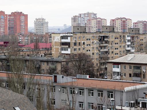 Blick auf Plattenbauten im Zentrum der ukrainischen Stadt Donezk, die seit 2014 von Separatisten kontrolliert wird. Blick auf Plattenbauten im Zentrum der ukrainischen Stadt Donezk, die seit 2014 von Separatisten kontrolliert wird.