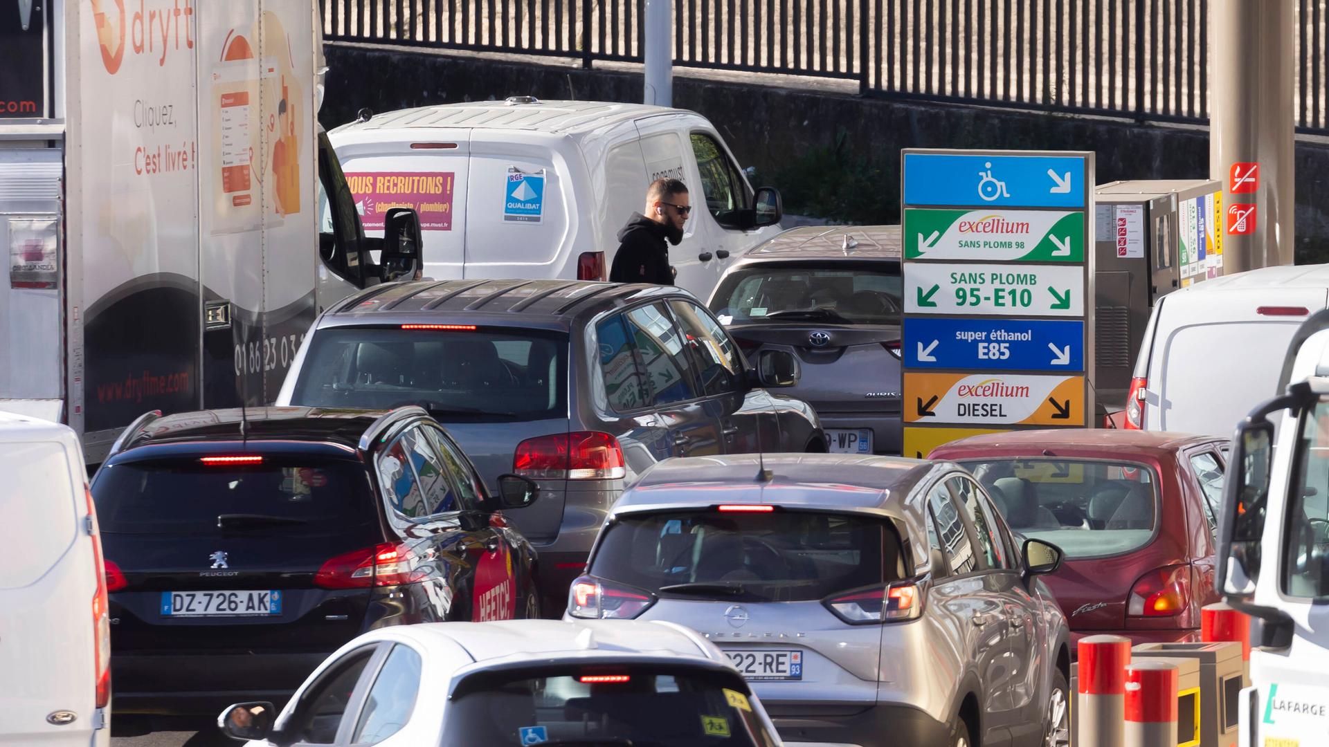 An einer Tankstelle hat sich eine lange Warte-Schlange gebildet. An einer Tankstelle hat sich eine lange Warte-Schlange gebildet.