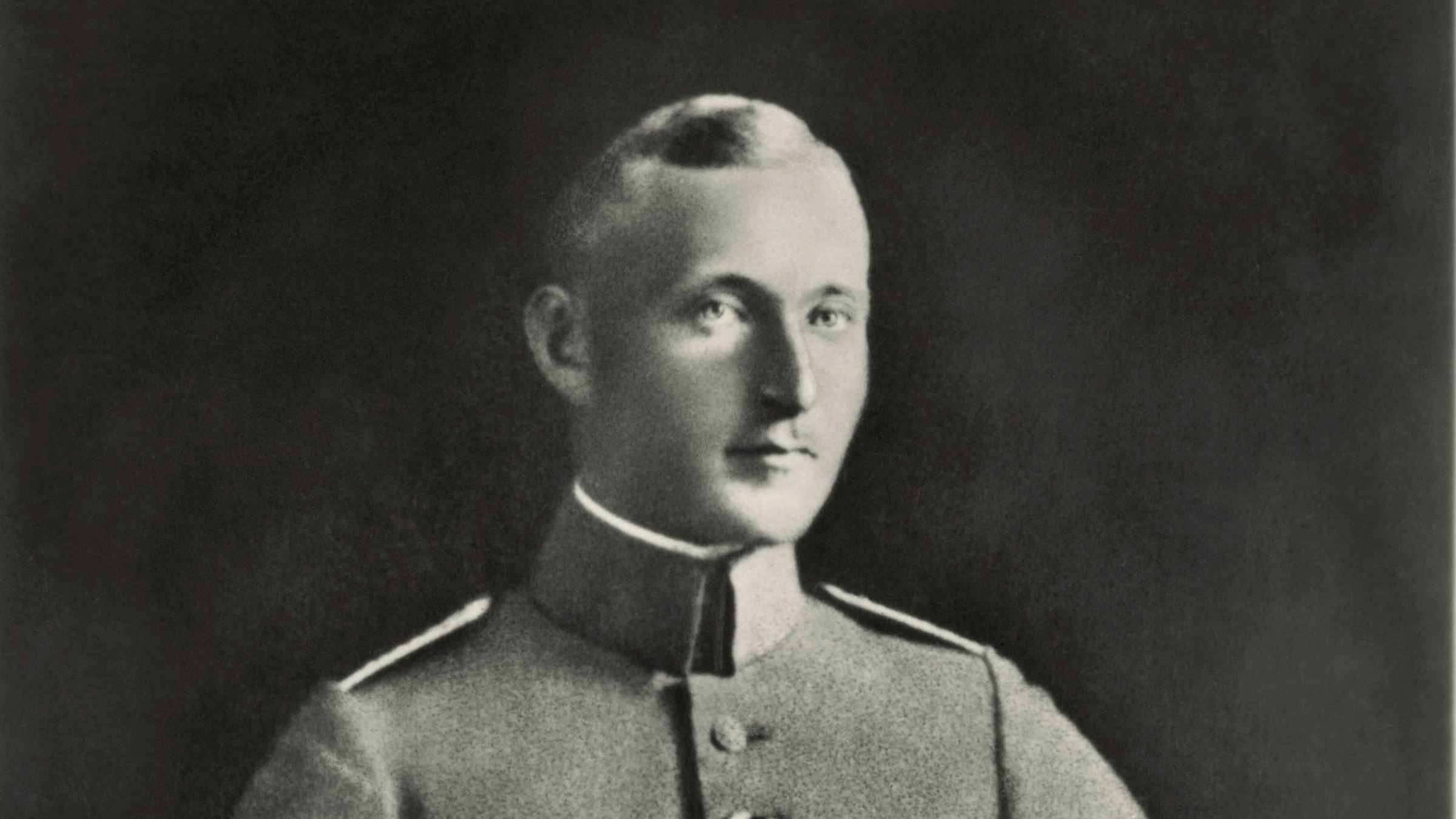 Schwarz-Weiß-Porträt des Freikorpsoffiziers Albert Leo Schlageter in Uniform