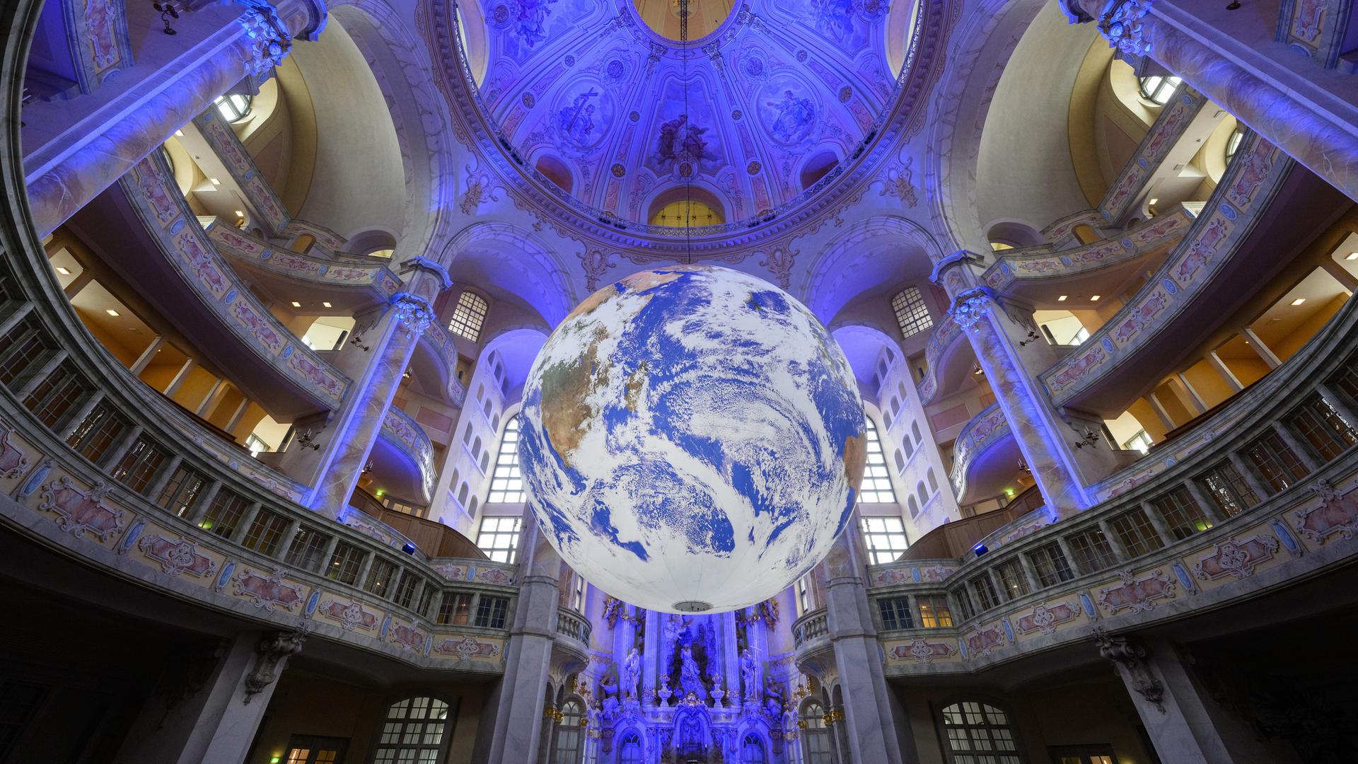 Eine große Erd-Kugel hängt in der Kuppel der Frauen-Kirche Eine große Erd-Kugel hängt in der Kuppel der Frauen-Kirche