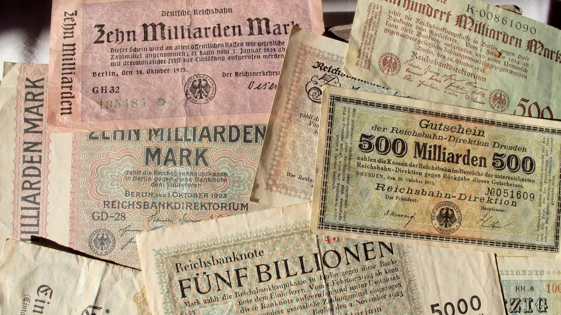 Eine Reichsbanknote über Fünf Billionen Mark vom November 1923 und andere Banknoten über 20 Milliarden Mark, 500 Milliatrden Mark u.a vornehmlich 1923 von der Deutschen Reichsbank ausgegeben Eine Reichsbanknote über Fünf Billionen Mark vom November 1923 und andere Banknoten über 20 Milliarden Mark, 500 Milliatrden Mark u.a vornehmlich 1923 von der Deutschen Reichsbank ausgegeben