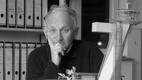 Stararchitekt Günter Behnisch wenige Tage vor seinem 75. Geburtstag am 12 Juni 1997 in seinem Büro vor einem Modell
