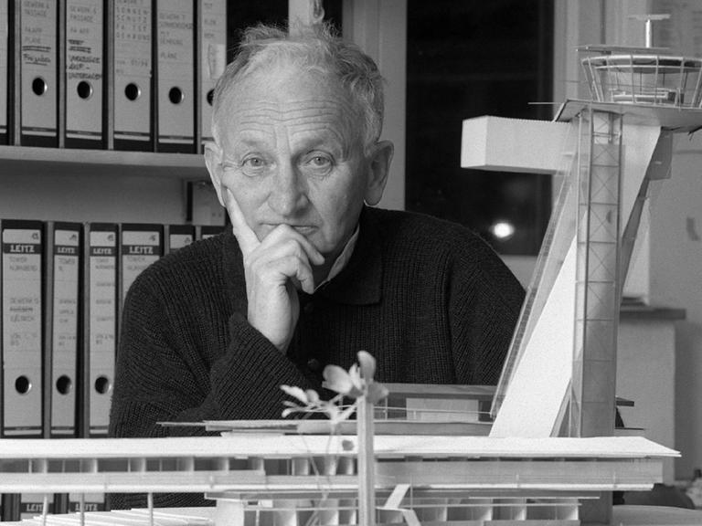Stararchitekt Günter Behnisch wenige Tage vor seinem 75. Geburtstag am 12 Juni 1997 in seinem Büro vor einem Modell