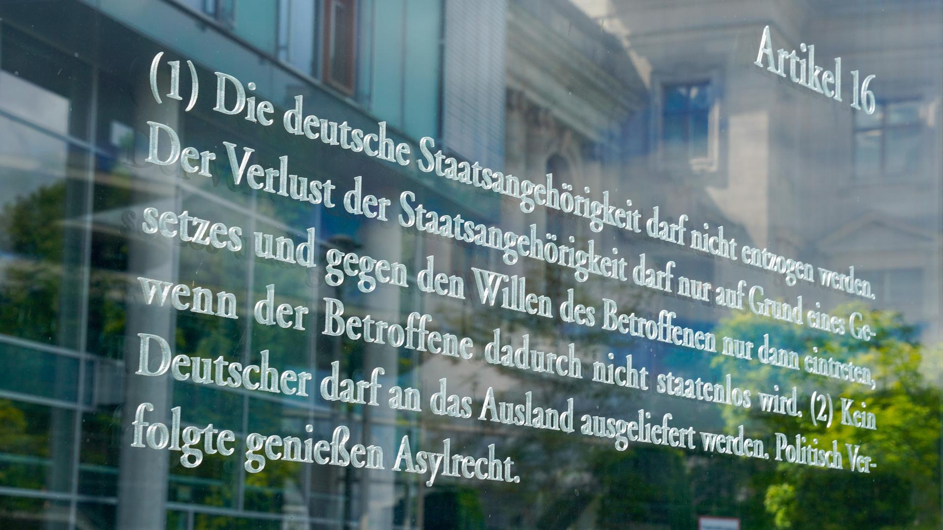 Glastafeln am Bundestag mit den Artikel des Grundgesetzes: Artikel 16: Deutsche Staatsangehörigkeit