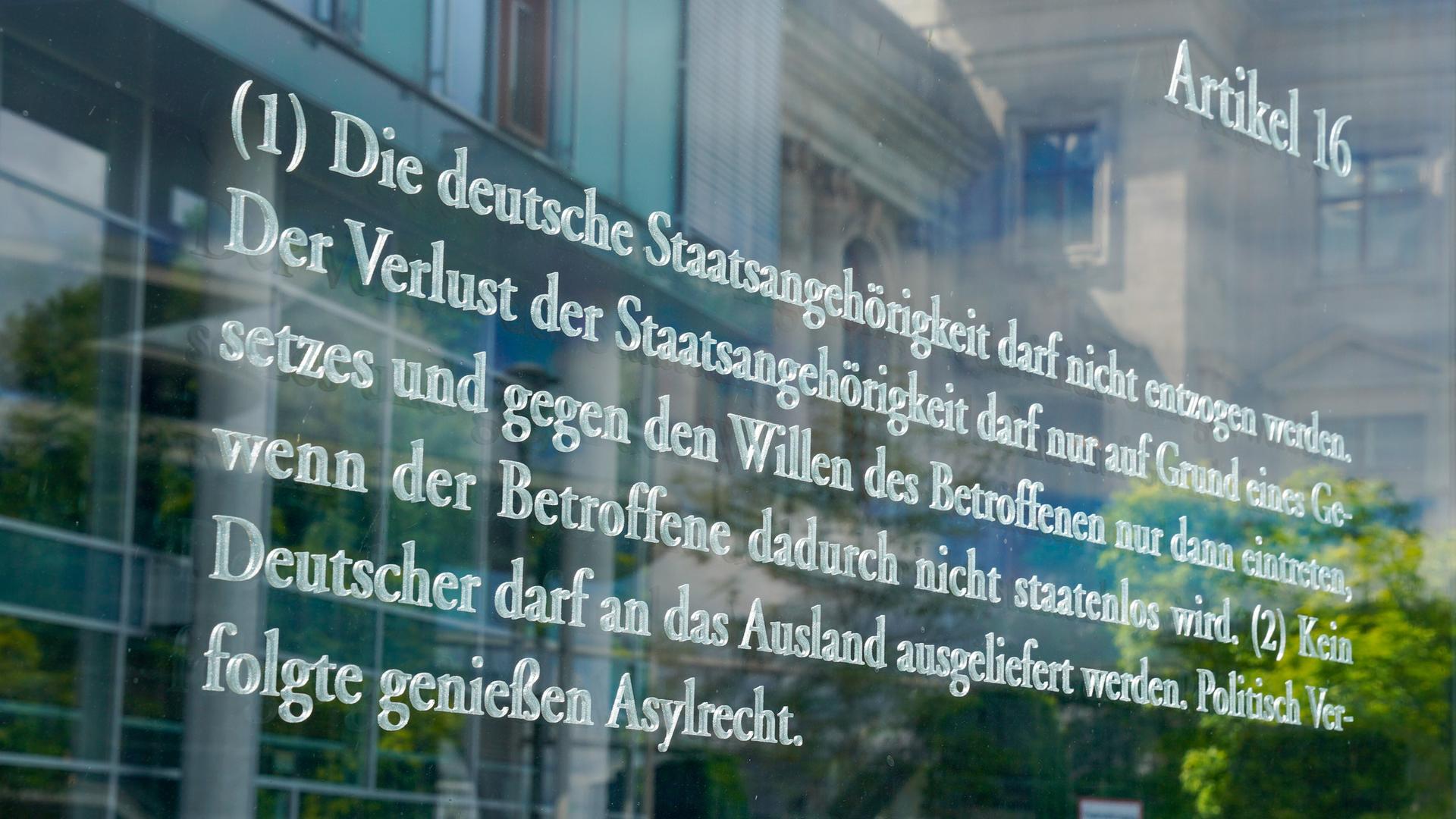 Glastafeln am Bundestag mit den Artikel des Grundgesetzes: Artikel 16: Deutsche Staatsangehörigkeit Glastafeln am Bundestag mit den Artikel des Grundgesetzes: Artikel 16: Deutsche Staatsangehörigkeit