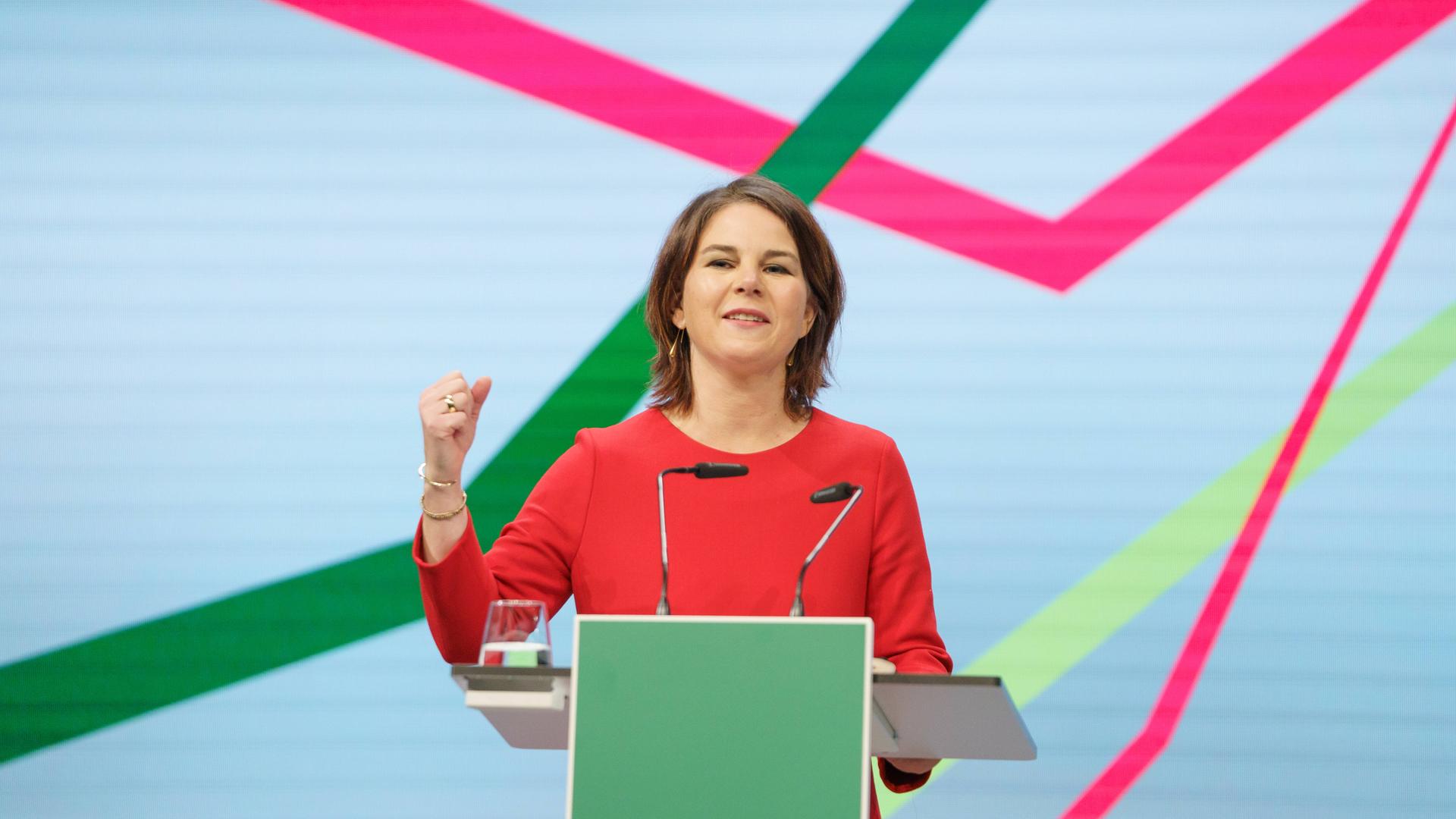 Ana Lena Baerbock Bund-Länder-Forum von BÜNDNIS 90/DIE GRÜNEN in Berlin zur Entscheidung über die Annahme des Koalitionsvertrags am 25. November 2021. Ana Lena Baerbock Bund-Länder-Forum von BÜNDNIS 90/DIE GRÜNEN in Berlin zur Entscheidung über die Annahme des Koalitionsvertrags am 25. November 2021.