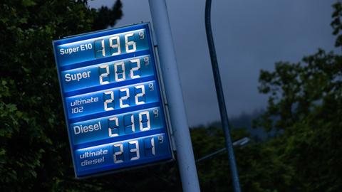 Eine Anzeigetafel an einer Tankstelle zeigt die aktuellen Preise für Kraftstoffe an. Aufnahme vom 08.06.2022)